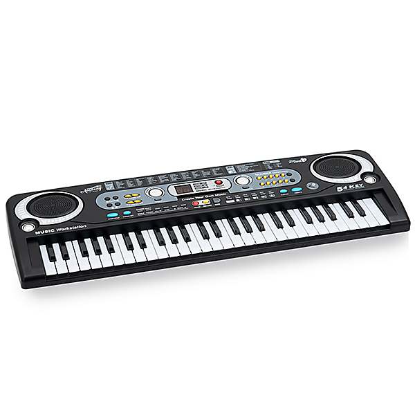 Little musician deals electronic keyboard